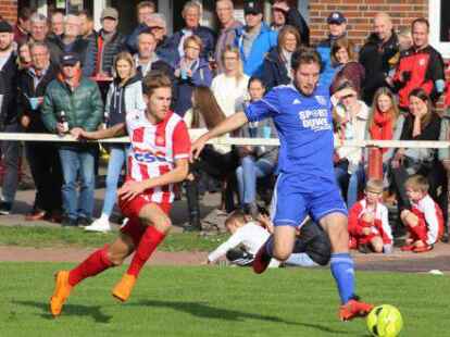 Laufduell:  Kristian Bruns (VfL  Stenum/rechts) h&auml;ngt in dieser Szene Michael Eberle ab.