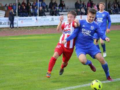 Ball gesichert, Gegner abgedr&auml;ngt: Stenums Marten K&auml;mena (rechts) behauptet sich gegen Maximilian Seidel.