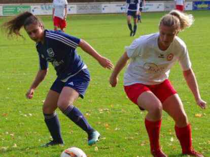 <p>Kamen nicht aus dem Gleichgewicht: Die Fu&szlig;ballerinnen des VfL Stenum (links: Janine Celik) gewannen  gegen Wildeshausen (rechts: Grietje Finke) klar mit 7:0.</p>