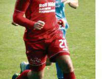 <p>Angriffsmodus: Der SV Tungeln (vorne Torben Zeisberg) erzielte zu Hause gegen Borussia zehn Treffer.</p>