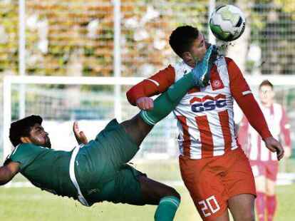 Kein Knockout: Rene Tramitzke bekommt in dieser Szene zwar den Fu&szlig; von Magenthan Loganathan ins Gesicht, wird aber trotzdem mit drei Toren  zum Matchwinner f&uuml;r den VfL Wildeshausen.