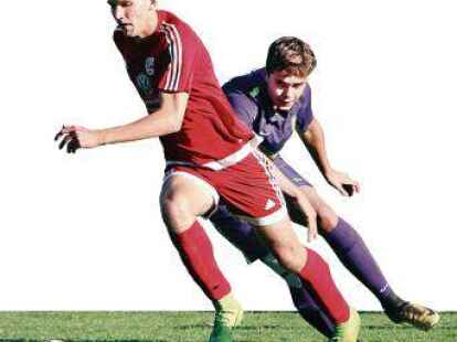 <p>H&auml;ngten Cappeln locker ab: Stenums A-Junioren  um Mike Oliver Hartwig (vorne) gewannen mit 7:0.</p>