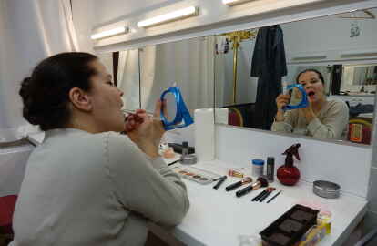 In der Maske: Franziska Kleinert schminkt sich - wie alle Schauspieler - selbst. (Bild: Ellen Kranz)