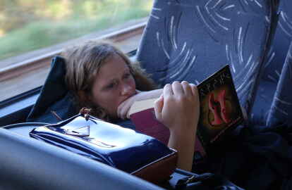 Während der Busfahrt in  ein Buch versunken: Anna Gesewsky (Bild: Ellen Kranz)