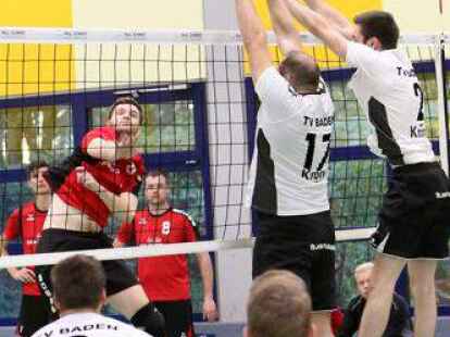 Die n&auml;chste H&uuml;rde genommen: Paul Sch&uuml;tte (links)  und die VfL-Volleyballer gewannen beide Heimspiele.