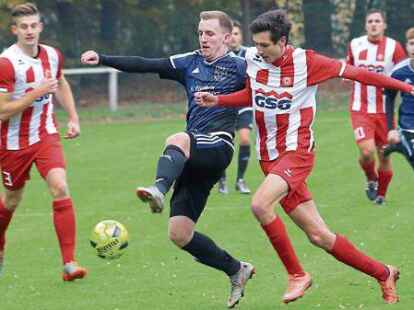 <p>Alexander Kupka (rechts im rot-wei&szlig;en Trikot, im Zweikampf gegen Obenstrohes Pascal Beyer) machte auf der Sechserposition ein starkes Spiel und gewann viele Zweik&auml;mpfe. </p>