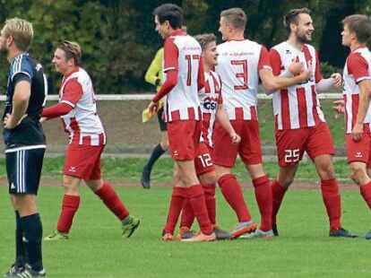 W&auml;hrend der VfL seinen F&uuml;hrungstreffer bejubelt, schaut Obenstrohes Lars Zwick (vorne) ins Leere.