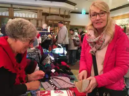 Die Edewechterin Marlene Teske (li.) geh&ouml;rte vor 14 Tagen zu den Anbietern auf dem exzellent besuchten Kunsthandwerkermarkt im Gesellschaftshaus Ripken.