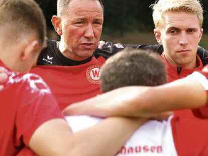 Voll des Lobes nach dem Sieg in Rastede: Marcel Bragula, Trainer des  VfL VfL Wildeshausen (hinten links), und sein Co-Trainer Patrick Meyer (rechts)