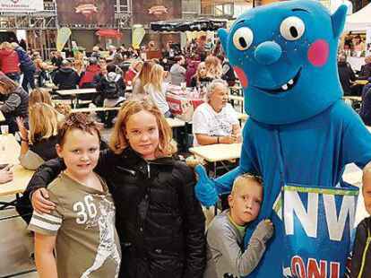 Weltraumreporter Flux vom NWZ-Kinderclub war auch vor Ort, hier mit den Kinder Ben, Laura, Tom und Till.