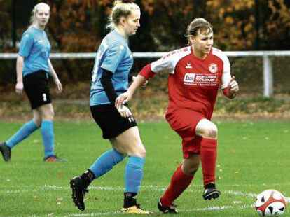 Klare Sache: Die  Wildeshauserinnen um  Natascha Helms (rotes Trikot) verloren gegen Dinklage 0:7.