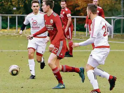 <p>Bereitete einen Treffer beim 4:5 gegen   Wardenburg vor: Huntlosens Christian Brandes (Mitte). </p>