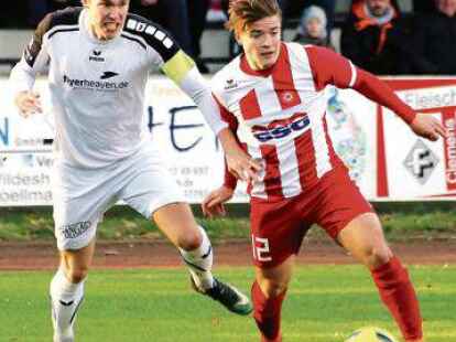 Abgeh&auml;ngt:  Wildeshausens Maximilian Seidel (rechts) eilt mit dem Ball  Oldenburgs Spielf&uuml;hrer Patrick Warns davon.