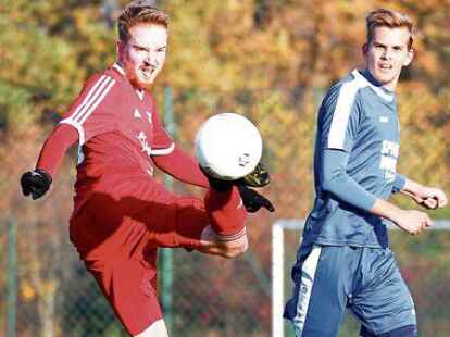 F&uuml;r technische Kabinettst&uuml;ckchen war kaum Zeit bei den Fu&szlig;ballern des VfL Stenum II (links). Sie taten sich gegen den TSV Ganderkesee II beim 2:0-Erfolg schwer.