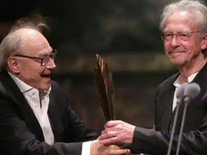 Ausgezeichnet: Schauspieler Klaus Maria Brandauer (links) &uuml;berreicht den Theaterpreis an Peter Handke.