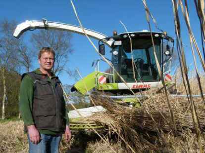 W&auml;hrend der Ernte im April 2016: Manfred Schr&ouml;der vor dem H&auml;cksler