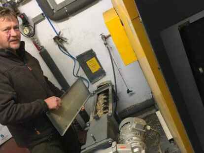 Per Schneckenf&ouml;rderung wird das geh&auml;ckselte Elefantengras in die Anlage eingespeist.