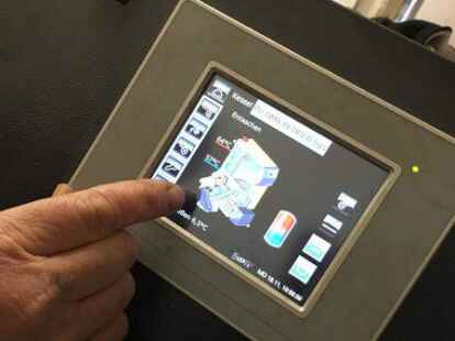 &Uuml;ber einen kleinen Bildschirm steuerbar: das Men&uuml; der Anlage, die man auch per Smartphone bedienen kann.