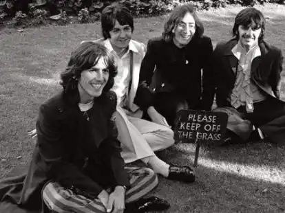 <p> Sommer 1968 in London:  die Beatles George Harrison (von links), Paul McCartney, John Lennon und Ringo Starr  auf einer Wiese in einem Park </p>