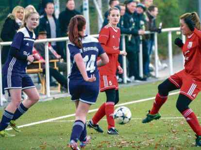 Die Huntloser Fu&szlig;ballerinnen (rote Trikots) konnten sich auf heimischem Gel&auml;uf nicht durchsetzen.