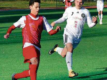 Der VfL Wildeshausen (rote Leibchen) war dem FC Hude (wei&szlig;) zu selten einen Schritt voraus.