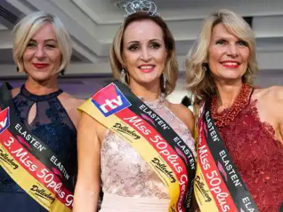 Evelyn Rei&szlig;mann (Mitte), die neue Miss 50plus Germany, zwischen der Drittplatzierten Marion Ellendorff (links) und der Zweitplatzierten Eva M&ouml;ller-Westman. Bei der Wahl zur sch&ouml;nsten Frau &uuml;ber 50 Jahre sind 20 Finalistinnen gegeneinander angetreten.