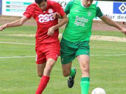 Treffen in der Fu&szlig;ball-Bezirksliga erneut aufeinander: der  VfL Wildeshausen (links: Alexander Kupka)  und  TuS Eversten (am Ball: Dariusch David Bagher Tehrani)