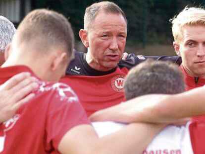 Im Kreis seiner Mannschaft:  Marcel Bragula, Trainer des Fu&szlig;ball-Bezirksligisten VfL Wildeshausen, bleibt auch in der R&uuml;ckrunde seinem Heimatverein treu. Das gab der 44-J&auml;hrige am  Mittwochvormittag bekannt.