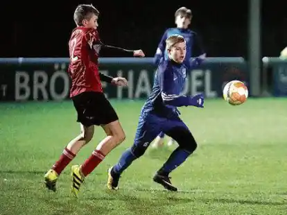 Einen Schritt schneller: Der FC Rastede (in blau) lie&szlig; der JSG Westerstede (in rot) keine Chance.