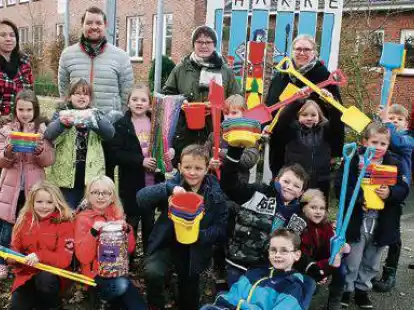 Mit Schippe und Eimer nach drau&szlig;en: &Uuml;ber diese neuen Spielger&auml;te freuen sich  die Sch&uuml;lerinnen und Sch&uuml;ler der Grundschule in Harkebr&uuml;gge.