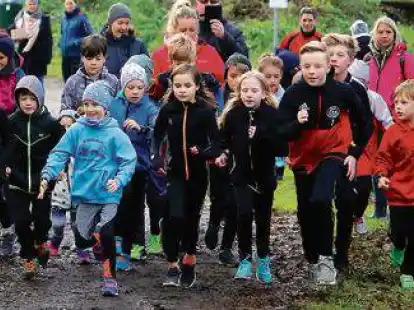 Startschuss: Die Nachwuchsl&auml;ufer machen sich auf die 2,5-Kilometer-Strecke.