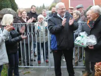 &Uuml;bergabe des neuen Friedhofstores bei der kath. Kirche in  Neustadtg&ouml;dens: Christiane Klein, Maria D&ouml;ldissen-Schl&ouml;mer und Pfarrer Johannes Ehrenbrink von der Kirchengemeinde und Museumsschmied Benno Willmann.
