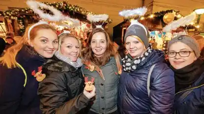 Stadtf&uuml;hrung: Luzie (von links) wollte ihren &bdquo;Stammtisch-Ladys&ldquo; Ines, Carolin, Jessica und Lena mal ihre Heimat zeigen.