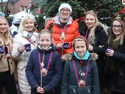 Lisa-Marie Kuhnke (von links), Prinzessin Claudia I. (Ordemann), Prinz Stefan II. (Hinderlich), Marieken Molde und  Irina Fetter stie&szlig;en auf dem Friedrich-Bultmann-Platz mit Gl&uuml;hwein und Kakao an. Auch das Kinderprinzenpaar, Annie I. (Ordemann) und Konrad I. (Schwenzel), feierte mit.