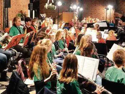 Erfrischend: Die Bl&auml;serklasse 6b unter Leitung von Tobias Lemke unter anderem mit &bdquo;Rhythm and Blues&ldquo;.