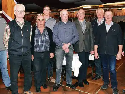 <p>Kamen im Vielstedter Bauernhaus zusammen (von links): Gerrit Hollmann, Rolf Wefer, Carsten M&uuml;ller,Tobias Blankemeyer, Herwig Hohnholz, Gerd L&uuml;ken, Carl-Heinz Gerdes, Jan-Bernd T&ouml;njes und Wilfried Stolle.</p>