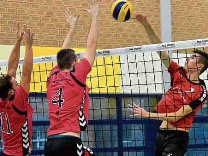 <p>Derby verloren: Gegen Delmenhorst unterlagen die VfL-Volleyballer  um Frederik Bartelt (rechts) mit 2:3.</p>