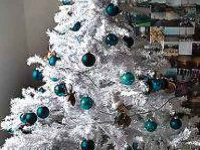 Blaue Kugeln an wei&szlig;en Zweigen &ndash; so sieht der Baum von Familie Heitmann/L&uuml;ers aus.