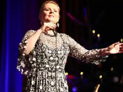 Im Rahmen ihrer &bdquo;Blessed Christmas&ldquo;-Tour war Patricia Kelly in der Friedeburg zu Gast. Bei ihrem Auftritt &uuml;berzeugte die Musikerin das Publikum auf ganzer Linie.