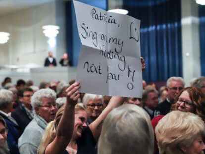 Diese Konzertbesucherin w&uuml;nscht sich von Patricia Kelly ein ganz besonderes &bdquo;Hochzeitsgeschenk&ldquo;.