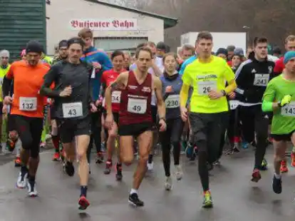 Der Silvesterlauf &uuml;ber 10 Kilometer ist in Abbehausen gestartet.