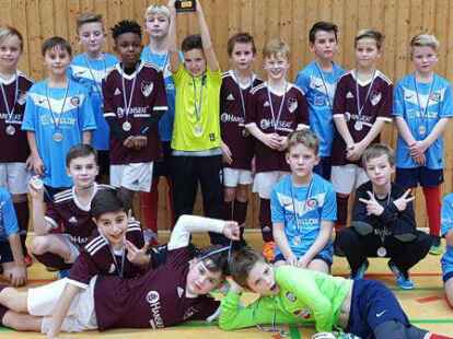 Gl&uuml;ckliche Sieger: die U-10-Junioren des TuS Heidkrug und der SG DHI Harpstedt (blaue Trikots)