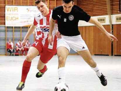 Kampf um den Ball: der FC Hude (vorne) und der VfL Wildeshausen im Vorrundenspiel.