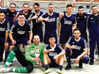 Starker Auftritt: Die Fu&szlig;baller des Ahlhorner SV sicherten sich beim Freundschaftsturnier des SV Baris   &uuml;berraschend den Siegerpokal.