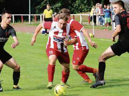Es geht wieder los: Die Fu&szlig;baller vom FC Hude (schwarze Trikots) sowie  Kevin Kari (am Ball) und Co. vom VfL Wildeshausen freuen sich auf die zweite Saisonh&auml;lfte in der Bezirksliga.