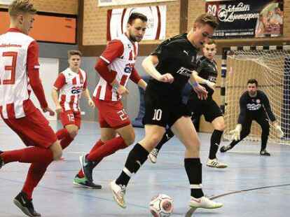 Umzingelt: Im Vorrundenspiel musste sich der TV Munderloh (schwarzes Trikot) dem  VfL Wildeshausen mit 0:3 geschlagen geben.