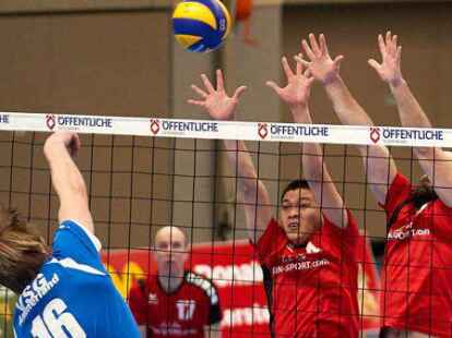 Verloren gegen die VSG Ammerland II (blaue Trikots): Frank Gravel (v.l.), Linh Nguyen und Torben Dannemann