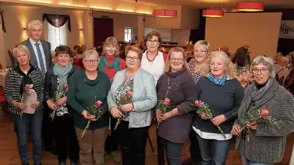 Nach der Wahl: Beate Engelbart, Bernhard Wolff, Ria Schr&ouml;der, Rita Wilkens, Ilse Coldewey, B&auml;rbel Rodiek-Rohde, Hanna Biebert, Ulrike Brandt, Ellen Eylers, Marlies Schweers-Weihe und Sybille Gimon (von links).
