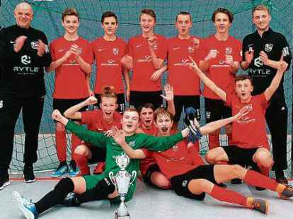 <p>Mit Siegerpokal jubelt es sich am sch&ouml;nsten: Die C-Junioren des VfL Stenum  sind erneut  Futsal-Kreismeister.</p>