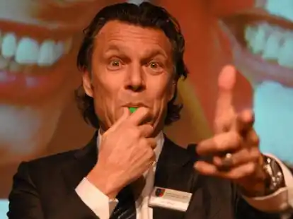 Der prominente Schweizer Ex-Schiedsrichter und TV-Experte war der Star-Gast beim Gildeabend in Oldenburg.